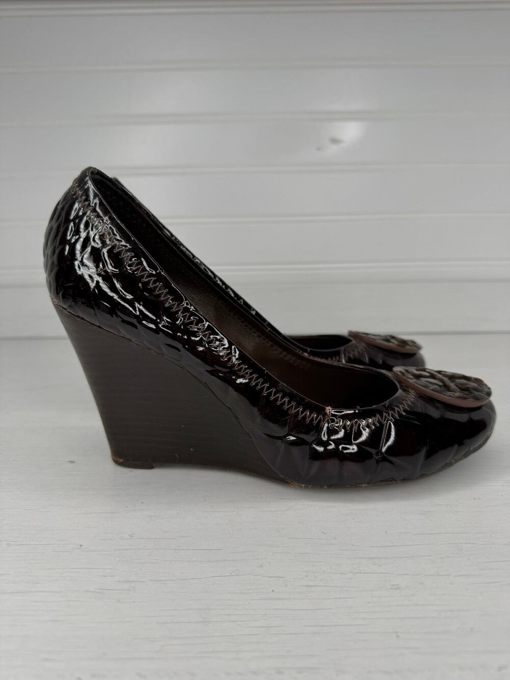 Tory Burch Claremont Quilted Patent Leather Wedge Pumps Women Size 8 Brown Logo